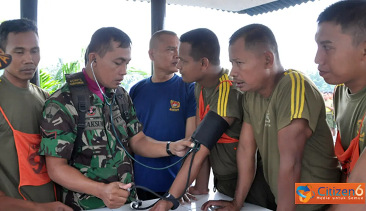 Citizen6, Sidoarjo: Seluruh anggota Denmako Pasmar-1 mengikuti samapta A dan B untuk semester pertama 2012 yang dilaksanakan di lapangan Apel Brigif-1 Mar Gedangan Sidoarjo oleh anggota Jasrek Pasmar-1, Jumat (1/6). (Pengirim: Budi Abdillah)

