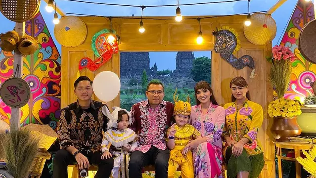 6 Potret Perayaan Ulang Tahun Arsy di Candi Prambanan, Seru Banget