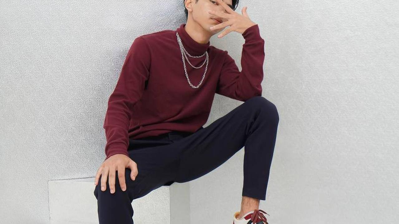 Meski sudah jarang terlihat di layar kaca dan jauh dari Raffi Ahmad, kini Dimas Ahmad kembali menjadi perbincangan hangat.<br>