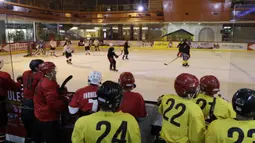 Pemain Timnas Hoki Es Indonesia saat latihan di Bintaro X Change, Rabu (23/10). Sebanyak 18 atlet akan ikut berjuang pada SEA Games 2019 mendatang. (Bola.com/M Iqbal Ichsan)