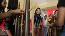 Sejumlah anak bersiap untuk tampil menghibur menggunakan alat musik angklung dalam kegiatan Sport Festival Marunda 'Mengejar Mimpi' di Rusunawa Marunda, Jakarta, Minggu (5/3). (Liputan6.com/Helmi Afandi)