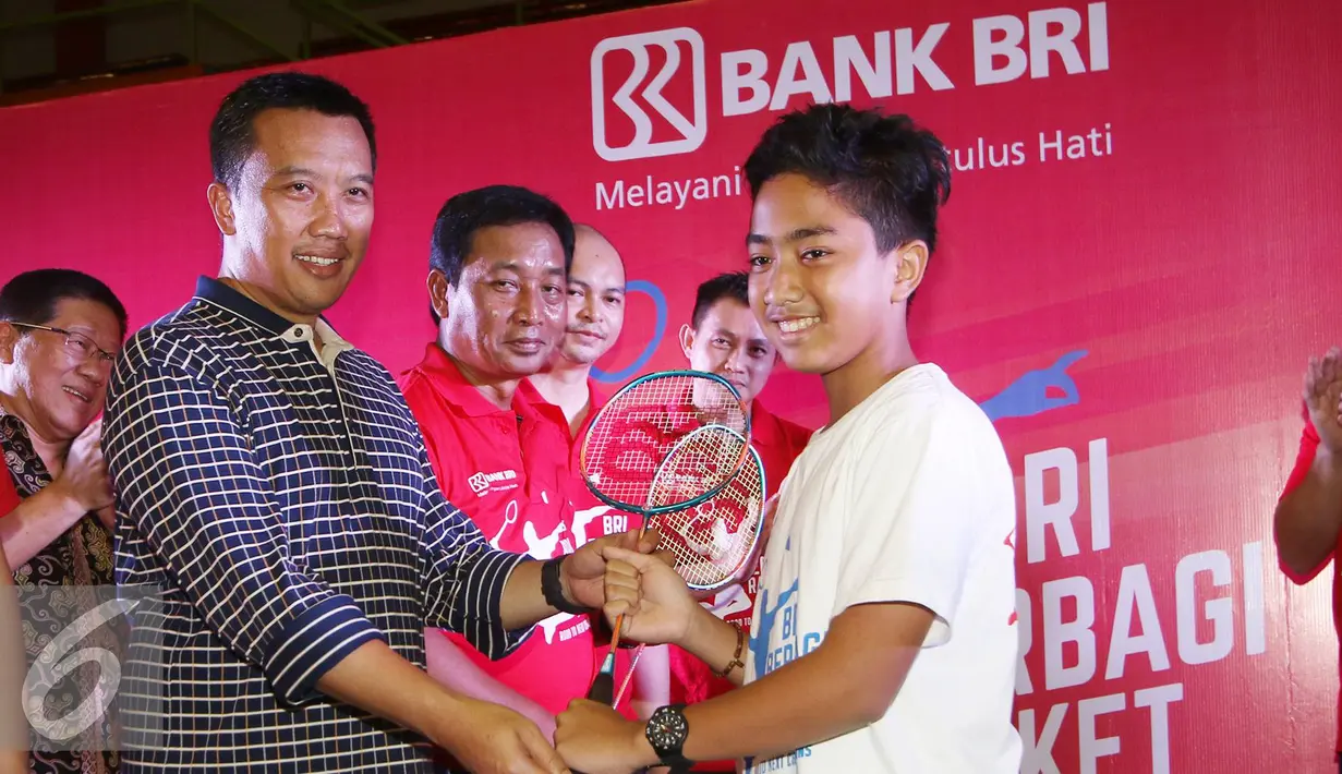 Menpora Imam Nahrawi didampingi Direktur Konsumer BRI Sis Apik Wijayanto menyerahkan raket secara simbolik kepada peserta dalam acara bertajuk BRI Berbagi Raket Juara Road to The Mext Champions di Jakarta, Sabtu (1/10). (Liputan6.com/Immanuel Antonius)