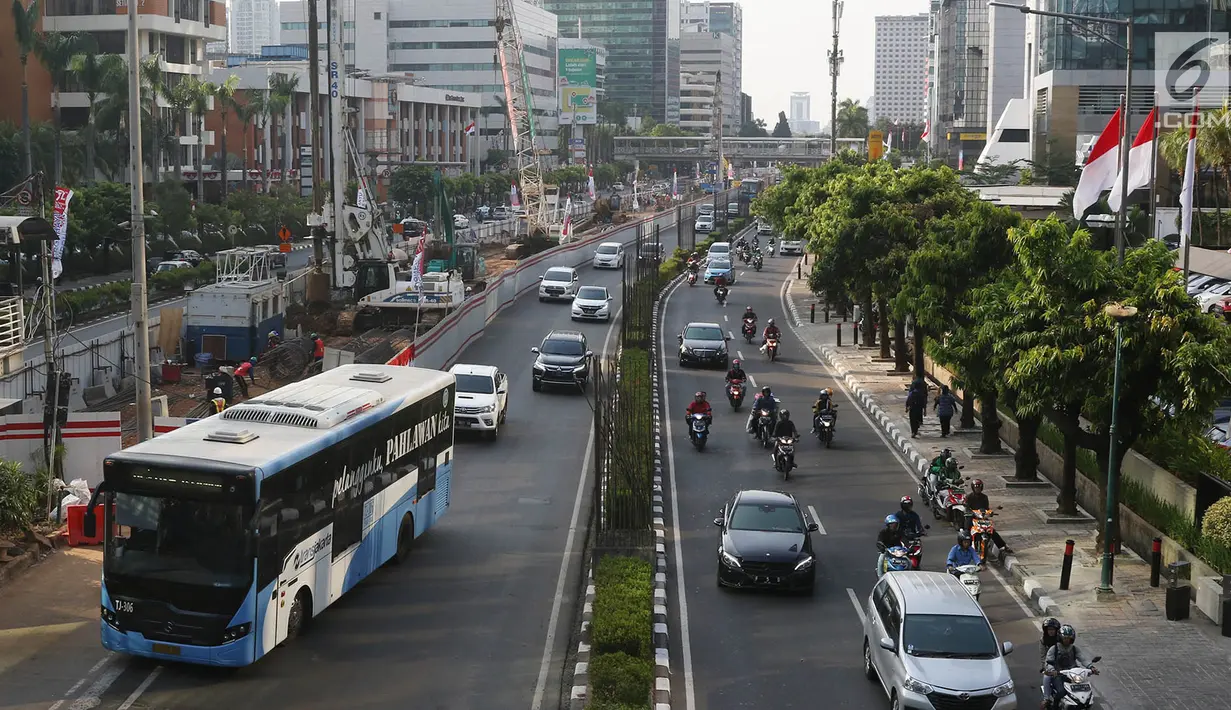 Suasana di Jalan HR Rasuna Said, Kuningan, Jakarta, Senin (21/8). Untuk mengurai kemacetan di Ibukota, Pemprov DKI berencana menguji coba larangan bagi motor melintasi jalan tersebut mulai 11 September 2017. (Liputan6.com/Immanuel Antonius)