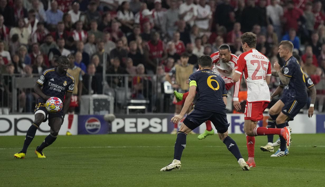Gelandang Bayern Munchen, Leroy Sane (tengah) melepaskan tendangan yang berbuah gol penyeimbang 1-1 ke gawang Real Madrid pada laga leg pertama semifinal Liga Champions 2023/2024 di Allianz Arena, Munich, Selasa (30/4/2024). (AP Photo/Matthias Schrader)