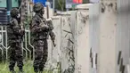 Tentara Pasukan Pertahanan Kenya (KDF) memantau area dari pagar saat dikerahkan sebelum aksi unjuk rasa yang direncanakan di pusat kota Nairobi, pada tanggal 27 Juni 2024. (LUIS TATO/AFP)