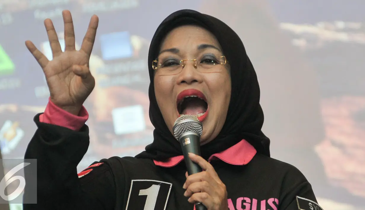 Cawagub DKI Jakarta, Sylviana Murni saat memberikan sambutan kepada komunitas Perempuan Asli Jakarta di Wisma Proklamasi, Menteng, Jakarta Pusat, Jumat (25/11). (Liputan6.com/Yoppy Renato)