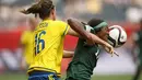 Francisca Ordega (kanan) asal Nigeria mengontrol bola dengan kepalanya saat berduel dengan Lina Nilsson dari Swedia di Piala Dunia Wanita 2015. (USA TODAY Sports Images)  