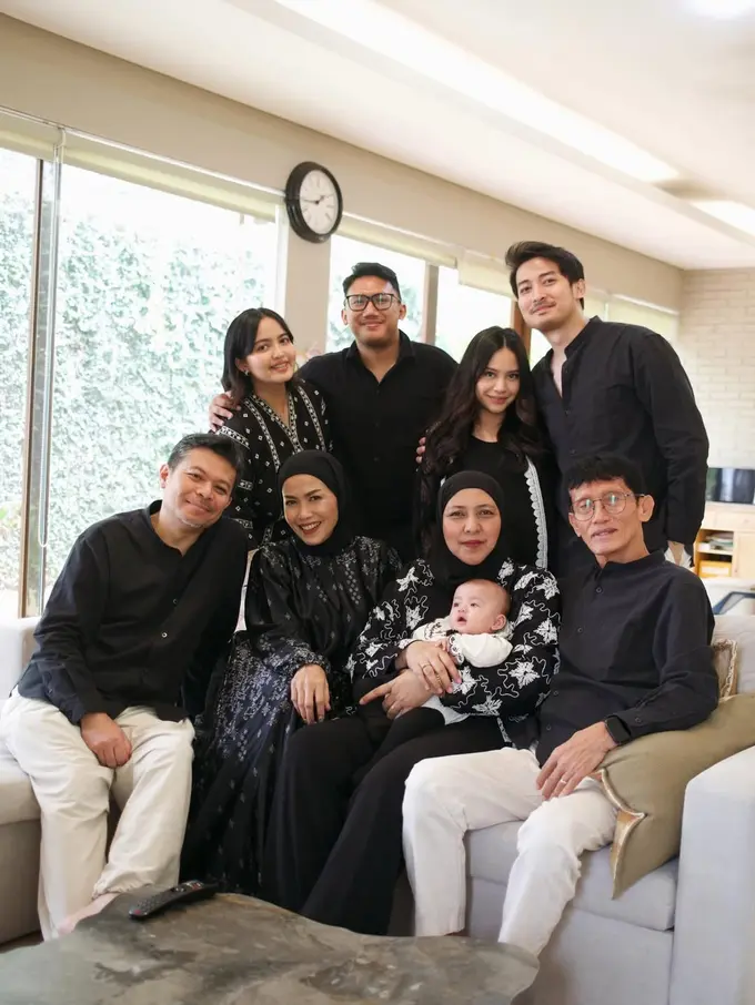 Hanggini Pancarkan Aura Keibuan di Lebaran, Makeup Minimalis dan Outfit Hitam Jadi Highlight
