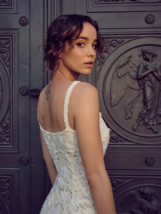 Alba Baptista merupakan aktris asal Lisbon, Portugal. Ia memulai kariernya di dunia akting sejak usia 16 tahun, lewat sebuah film pendek berjudul 'Miami.' [Foto: Instagram/alba.baptista]