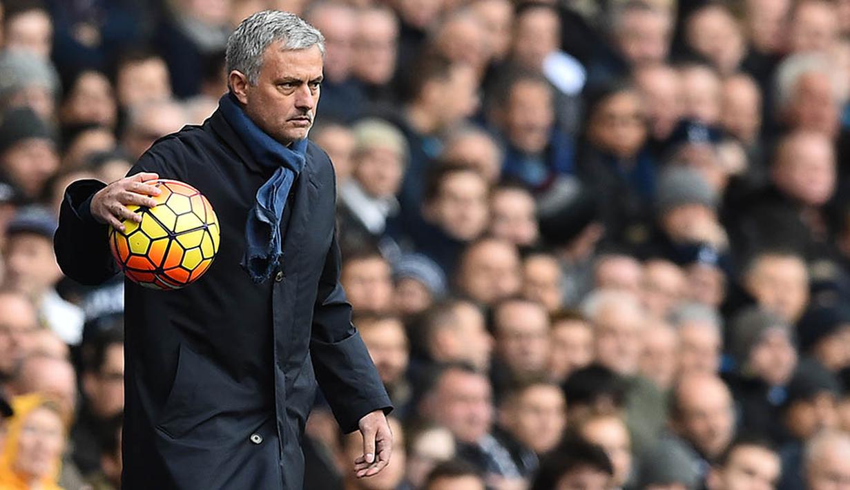 Tottenham Vs Chelsea, Minggu (29/11/2015). Bertandang ke Tottenham, The Blues hanya bisa bermain imbang 0-0. (AFP/Ben Stansall)