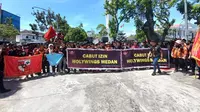 Para pemuda yang tergabung dalam Satuan Pelajaran dan Mahasiswa Pemuda Pancasila (Sapma PP) Sumut unjuk rasa di Kantor Gubernur Sumut, Jalan Diponegoro, Medan, Kamis (30/6/2022).