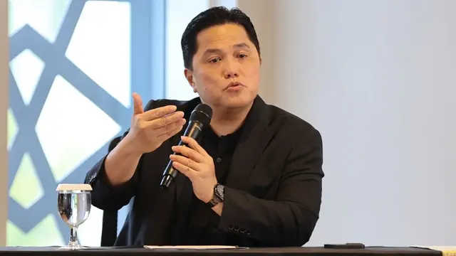 Ketum PSSI, Erick Thohir, mengumumkan Jordi Cruyff sebagai penasihat teknis Timnas Indonesia, Selasa (25/2/2025) sore. (c) Bola.net/Abdul Aziz