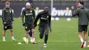 Serhou Guirassy (tengah) dan sejumlah pemain Borussia Dortmund melakukan latihan menjelang laga lanjutan Liga Champions 2024/2025 melawan Real Madrid di tempat latihan Dortmund, Jerman, 21 Oktober 2024. (AP Photo/Martin Meissner)