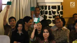 Sejumlah peserta bersaing dalam 110 Tahun Lelang Indonesia di Galeri Nasional, Jakarta, Rabu (28/2). Barang-barang yang dilelang sesuai dengan pilihan para pemiliknya. (Liputan6.com/Angga Yuniar)