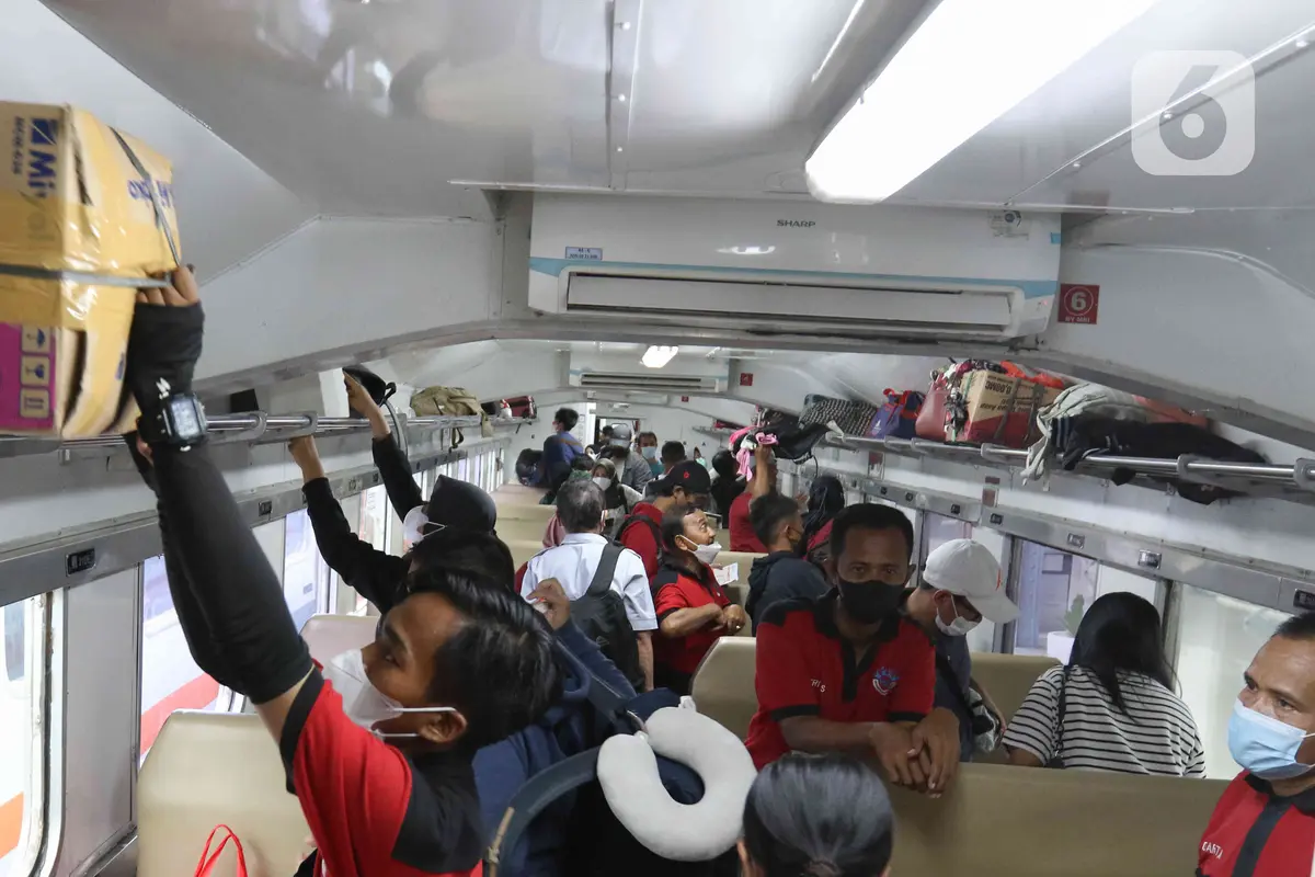 Mudik Lebih Awal di Stasiun Pasar Senen