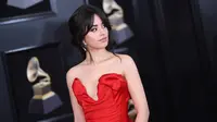 Penyanyi Camila Cabello berpose setibanya di karpet merah ajang musik bergengsi Grammy Awards 2018 di New York, Minggu (28/1). Camila Cabello tampil menawan dalam balutan gaun merah yang menunjukan lekuk tubuhnya tersebut. (AFP PHOTO/ ANGELA WEISS)