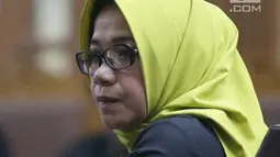 Terdakwa kasus suap PLTU Riau-1, Eni Maulani Saragih saat mengikuti sidang dakwaan di Pengadilan Tipikor, Jakarta, Kamis (29/11). Mantan Wakil Ketua Komisi VII DPR itu didakwa menerima suap sebesar Rp 4,75 miliar. (Liputan6.com/Herman Zakharia)