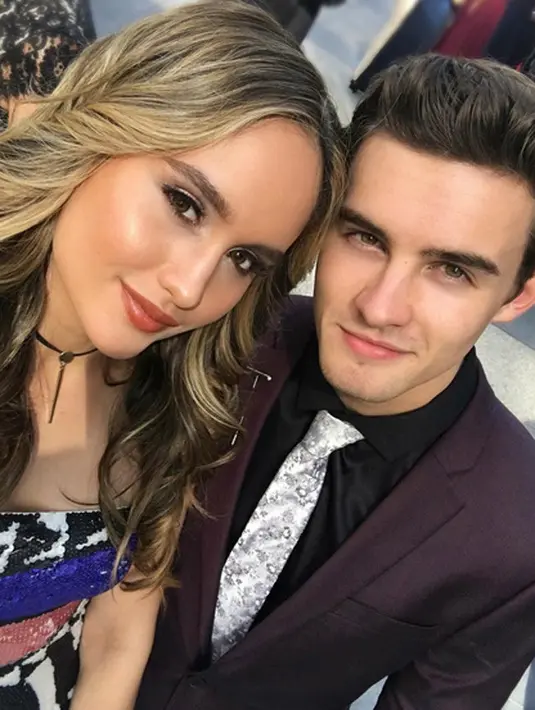 Hal yang sama juga dilakukan aktor berusia 21 tahun ini. Ia mengunggah swafoto bersama Cinta dan memberikan caption di dalamnya. “Emmy bersama @cintalaurakiehl,” tulis Michael Johnston. (Instagram/themichaeljohnstons)