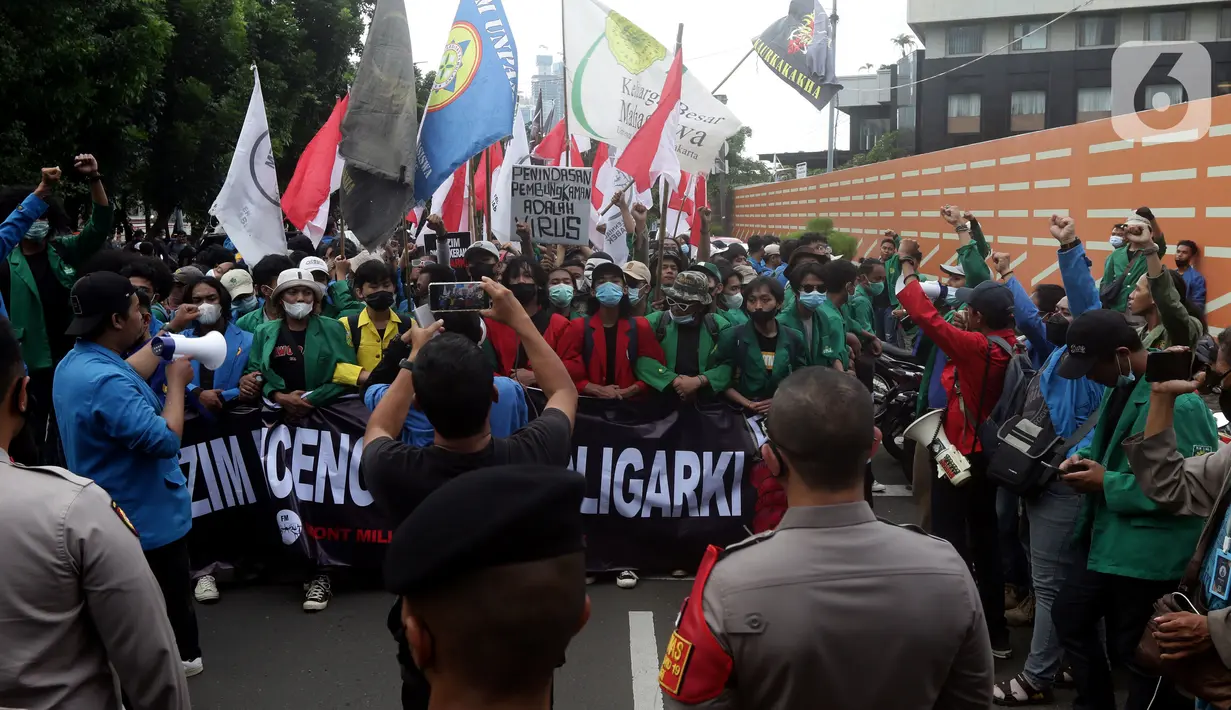 Sejumlah mahasiswa yang tergabung dalam Front Millenial Jabodetabek melakukan aksi unjuk rasa di Jalan Kuningan Persada sekitar Gedung KPK, Jakarta, Kamis (9/12/2021). Aksi mereka untuk memperingati Hakordia 2021 dengan menyuarakan keprihatinan atas lemahnya KPK. (Liputan6.com/Helmi Fithriansyah)