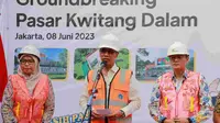 Penjabat (Pj) Gubernur DKI Jakarta Heru Budi Hartono saat meresmikan dimulainya pembangunan atau groundbreaking Pasar Kwitang Dalam, Jakarta Pusat, Kamis (8/6/2023). (Winda Nelfira/Liputan6.com)