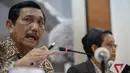 Menko Polhukam, Luhut Pandjaitan saat menggelar konferensi pers di Kantor Kemenkopolhukam,  Jakarta, Senin (12/10). Menurut Luhut, el nino menjadi tantangan utama mengatasi kebakaran lahan dan hutan pada tahun ini. (Liputan6.com/Faizal Fanani)