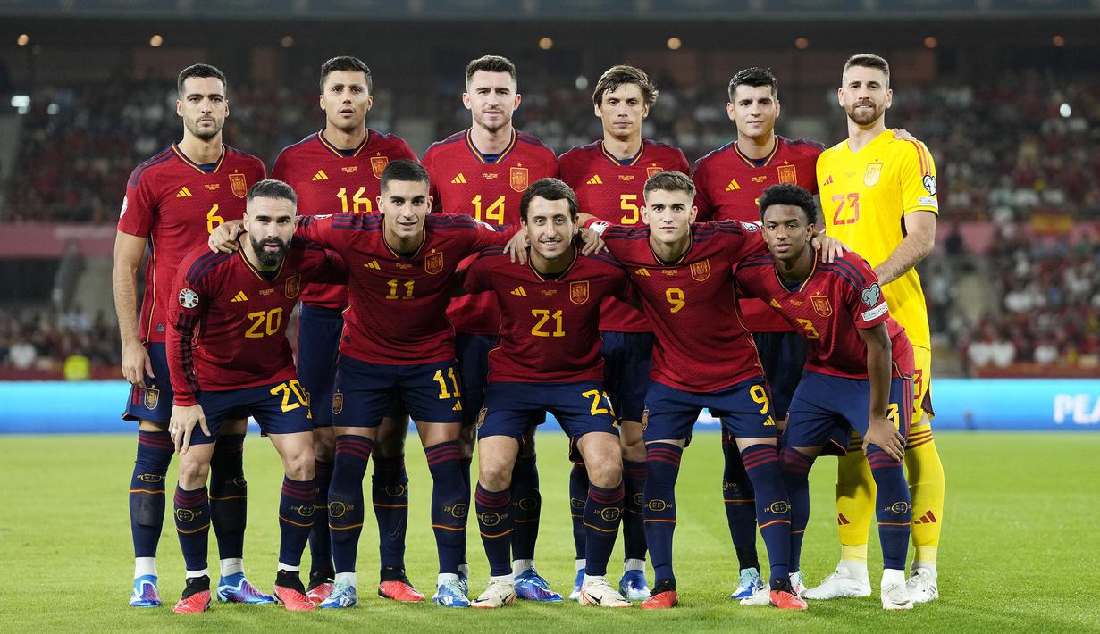 Starting XI Spanyol saat laga Grup A Kualifikasi Euro 2024 melawan Skotlandia di La Cartuja Stadium, Sevilla, Spanyol, Jumat (13/10/2023) dini hari WIB. (AP Photo/Jose Breton)