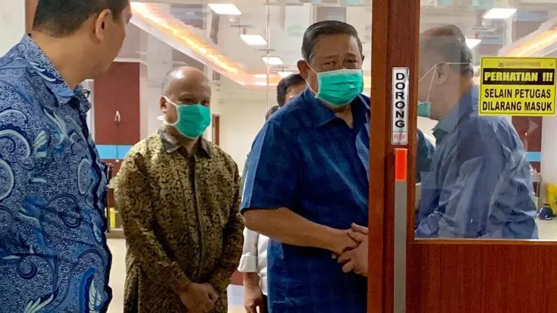 Presiden ke-6 RI, SBY saat menjenguk BJ Habibie di RSPAD Gatot Soebroto, Selasa (10/9/2019). (dok Demokrat)