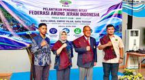 Ketua Umum Komite Olahraga Nasional Indonesia (KONI) Pusat, Marciano Norman, resmi melantik Oni Junianto sebagai Ketua Umum Pengurus Besar Federasi Arung Jeram Indonesia (PB FAJI) periode 2026-2030. (Dok PB.FAJI)