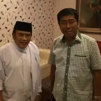 Haji Lulung datang berkunjung ke kediaman Rhoma Irama dan mengaku tengah meminta restu dari raja dangdut ini soal majunya ia ke Pilgub DKI Jakarta. Siap melawan Ahok nantinya, Lulung yakin Rhoma Irama mendukung dirinya.