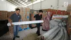 Manager Corporate Affairs JICT Indira Lestari (kanan) menyerahkan bantuan 4 tenda darurat kepada tim ACT di Gudang IHC-ACT Parung, Bogor, Jumat (12/10). Bantuan diperuntukkan kepada korban gempa dan tsunami di Palu dan Donggala. (Liputan6.com/HO/Arif)