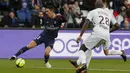 Aksi pemain PSG, Angel Di Maria (kiri) mengecoh pemain FC Metz pada lanjutan Ligue 1 Prancis di Parc des Princes Stadium, Paris (10/3/2018). PSG menang telak 5-0.  (AP/Thibault Camus)