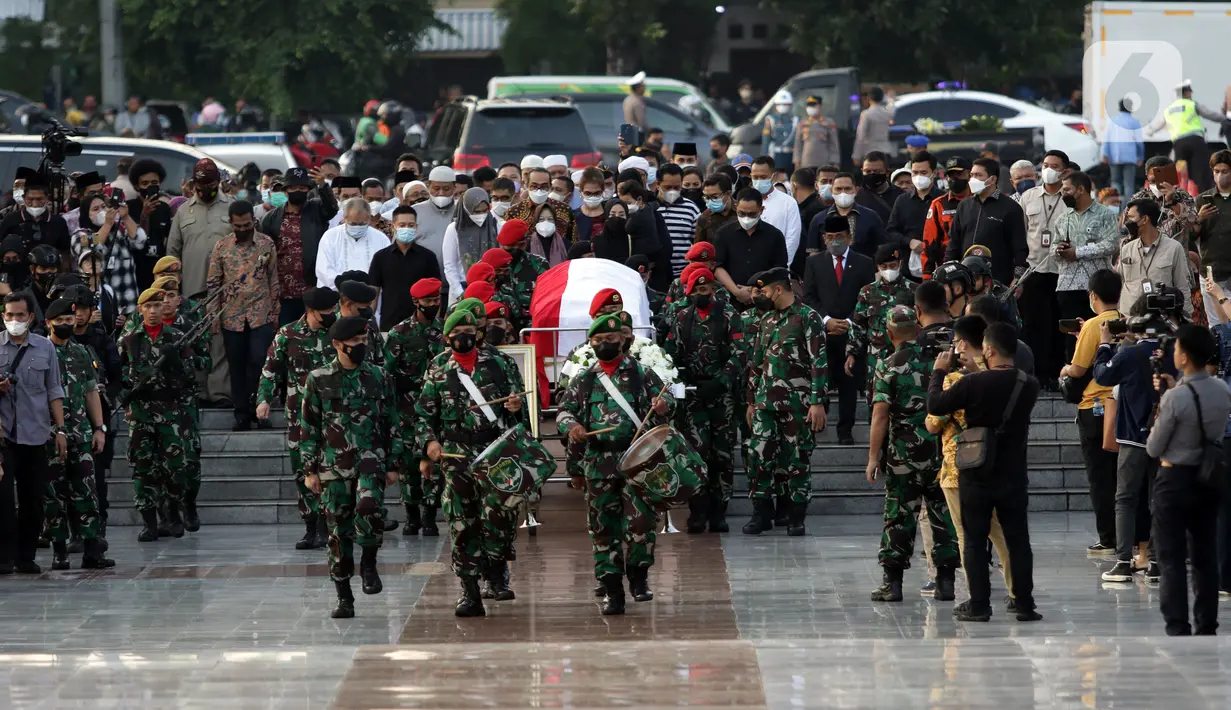 Anggota TNI mengiringi jenazah Menteri Pendayagunaan Aparatur Negara dan Reformasi Birokrasi (Menpan RB) Tjahjo Kumolo menuju lokasi pemakaman di Taman Makam Pahlawan Nasional, Kalibata, Jakarta, Jumat (1/7/2022). Menpan RB Tjahjo Kumolo meninggal dunia pada Jumat (1/7) sekitar pukul 11.10 WIB. (Liputan6.com/Helmi Fithriansyah)