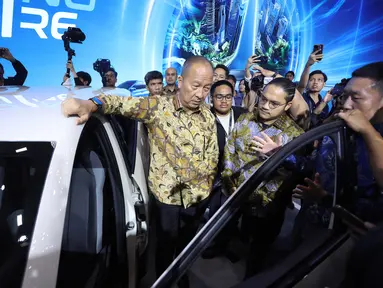 Menteri Perindustrian Agus Gumiwang Kartasasmita (kiri) saat pembukaan pameran Gaikindo Indonesia International Auto Show (GIIAS 2025) di ICE BSD City, Tangerang, Banten, Kamis (24/7/2025). (merdeka.com/Arie Basuki)