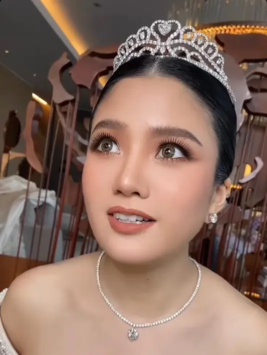 Rona lembut di pipi dari sapuan lembut blush on warna coral membuat Valencia terlihat lebih segar.