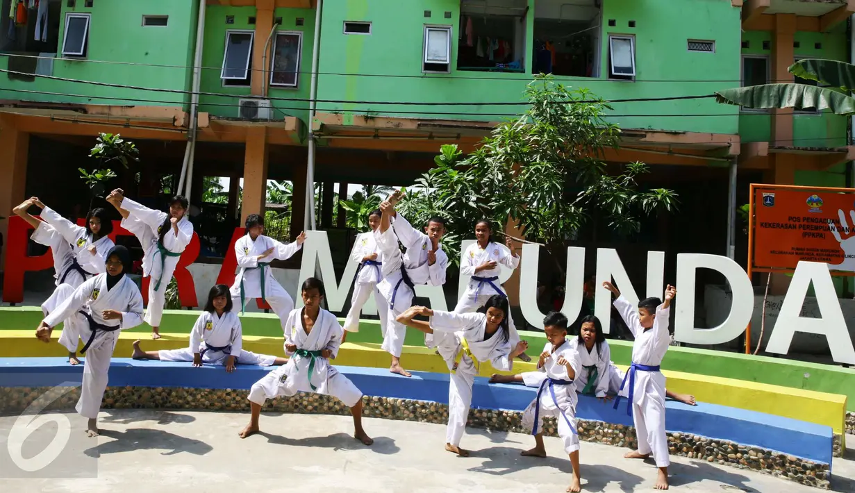 Sejumlah anak yang mengenakan pakaian Karate berspose saat mengikuti Sport Festival Marunda 'Mengejar Mimpi' di Rusunawa Marunda, Jakarta, Minggu (5/3). (Liputan6.com/Helmi Afandi)
