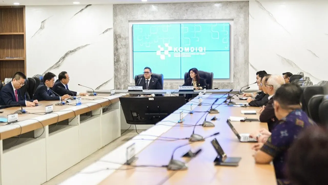 Menteri Komunikasi dan Digital Republik Indonesia Meutya Hafid saat bertemu dengan Sekretaris Partai Kota Nanning, Provinsi Guangxi, China, Nong Shengwen, di Kantor Kementerian Komdigi, Selasa (25/3/2025).