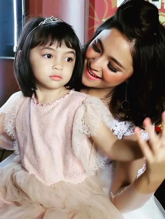 Tidak hanya itu, namun Sienna sendiri pun dengan polosnya mengatakan beberapa hal yang sudah bisa dilakukannya sendiri. Termasuk soal sekolah, yang katanya sudah tidak ditemani mamanya lagi. (Instagram/marshanda99)