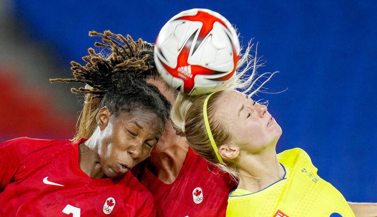 Sejak laga dimulai Swedia maupun Kanada sama-sama tampil menyerang, kedua tim berusaha menjebol gawang lawannya masing-masing. Meskipun begitu, kiper kedua tim berhasil menangkis serangan yang dilancarkan secara bertubi-tubi tersebut. (Foto: AP/Fernando Vergara)