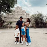 Ini salah satu contoh kekompakan Jennifer Bachdim bersama tiga anaknya. Keluarga kecil ini tampak menghabiskan waktu di Yogyakarta. (Foto: instagram.com/jenniferbachdim)