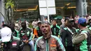 Pengemudi GrabBike berunjukrasa di depan kantor pusat Grab Indonesia, Gedung Lippo Kuningan, Jakarta Selatan, Rabu (19/9). Para pengemudi ojek online itu menuntut soal tarif yang diturunkan oleh aplikator Grab Indonesia. (Liputan6.com/Immanuel Antonius)