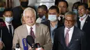 Mantan Perdana Menteri Malaysia Najib Razak memberikan keterangan kepada awak media di gedung pengadilan di Kuala Lumpur, Malaysia, Selasa (28/7/2020). Pengadilan di Malaysia menghukum Najib Razak 12 tahun penjara atas tujuh dakwaan terhadapnya dalam kasus korupsi 1MDB. (AP Photo/Vincent Thian)
