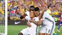 Gelandang Kolombia, Carlos Bacca merayakan golnya ke gawang Paraguay pada laga penyisihan grup A Copa America Centenario 2016 di Stadion Rose Bowl, Pasadena, AS, (8/6/2016) WIB. (AFP/Frederic J. Brown)