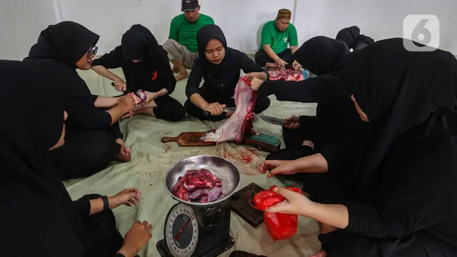 Umat Islam Laksanakan Pemotongan dan Pembagian Daging Hewan Kurban