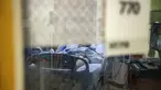 Seorang pasien terinfeksi Covid-19 duduk di tempat tidur di ruang tekanan negatif di bangsal ICU UMass Memorial Medical Center di Worcester, Massachusetts, Selasa (4/1/2022). Rumah sakit mengklaim mereka dipenuhi pasien dan tidak memiliki banyak tempat tidur tersisa jika ada. (Joseph Prezioso/AFP)