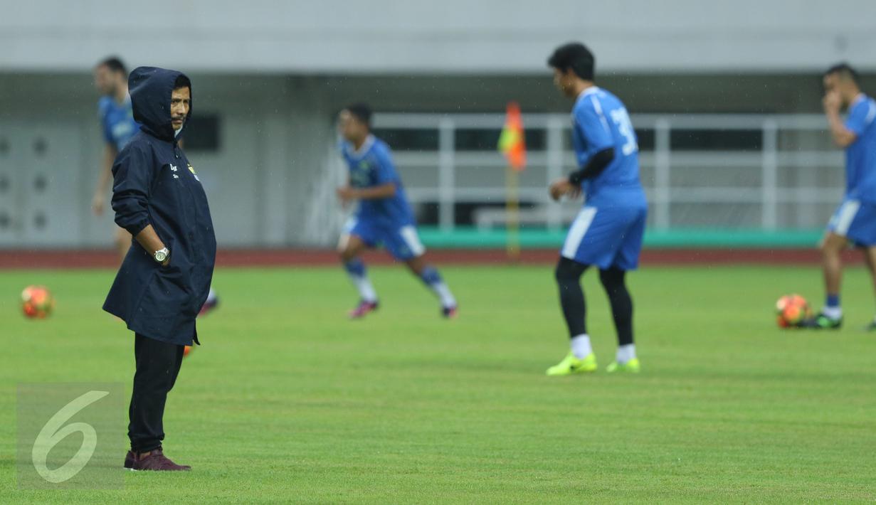 Pelatih Persib, Djajang Nurjaman mengamati sesi latihan timnya jelang laga perebutan tempat ketiga Piala Presiden 2017 di Stadion Pakansari, Kab Bogor, Jumat (10/3). Persib akan melawan Semen Padang, Sabtu (11/3). (Liputan6.com/Helmi Fithriansyah)