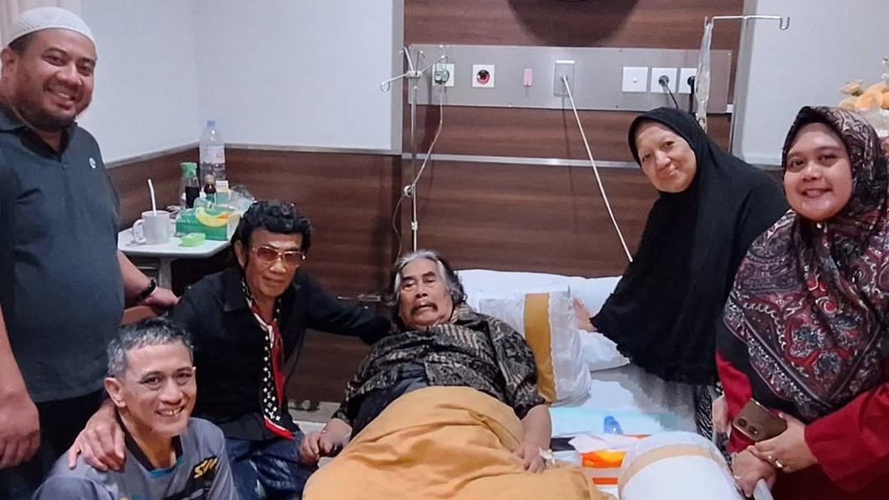 Momen Si Raja Dangdut Jenguk hingga Nasehati Jaja Miharja yang Terbaring di Rumah Sakit
