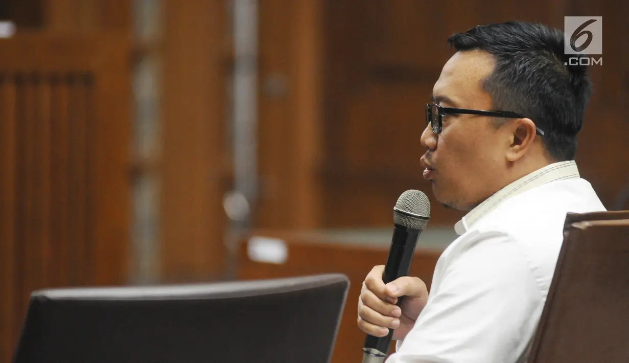 Menpora Imam Nahrawi saat menjadi saksi di Pengadilan Tipikor, Jakarta, Senin (29/4/2019). Dalam sidang lanjutan kasus dugaan suap dana hibah KONI, Menpora yang mendapat giliran kedua mengaku tidak pernah tahu nominal dana hibah yang diberikan Kemenpora kepada KONI. (Liputan6.com/Herman Zakharia)