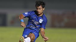 Bek PSIS Semarang, Pratama Arhan saat melawan Persija Jakarta dalam laga pekan kedua BRI Liga 1 2021/2022 di Indomilk Arena, Tangerang, Minggu (12/9/2021). Kedua tim bermain imbang 2-2. (Foto: Bola.Com/M. Iqbal Ichsan)