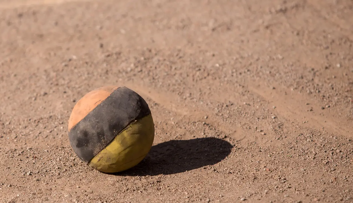 Bentuk bola "pelota nacional" atau bola nasional yang dimainkan warga Quito di Ekuador (24/7). Bola seberat 70-90 gram ini biasanya dilapisi kulit kambing dan biasa disebut "bom". (AFP Photo/Juan Cevallos)