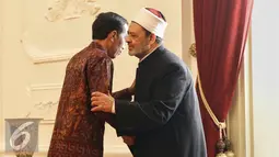 Presiden Joko Widodo berjabat tangan dengan Grand Syeikh Al Azhar Ahmed Muhammad Ahmed El Tayeb di Istana Merdeka, Jakarta, Senin (22/2). Kunjungan El Tayeb membahas ajaran Islam yang moderat dan rahmatan lil alamin. (Liputan6.com/Faizal Fanani)